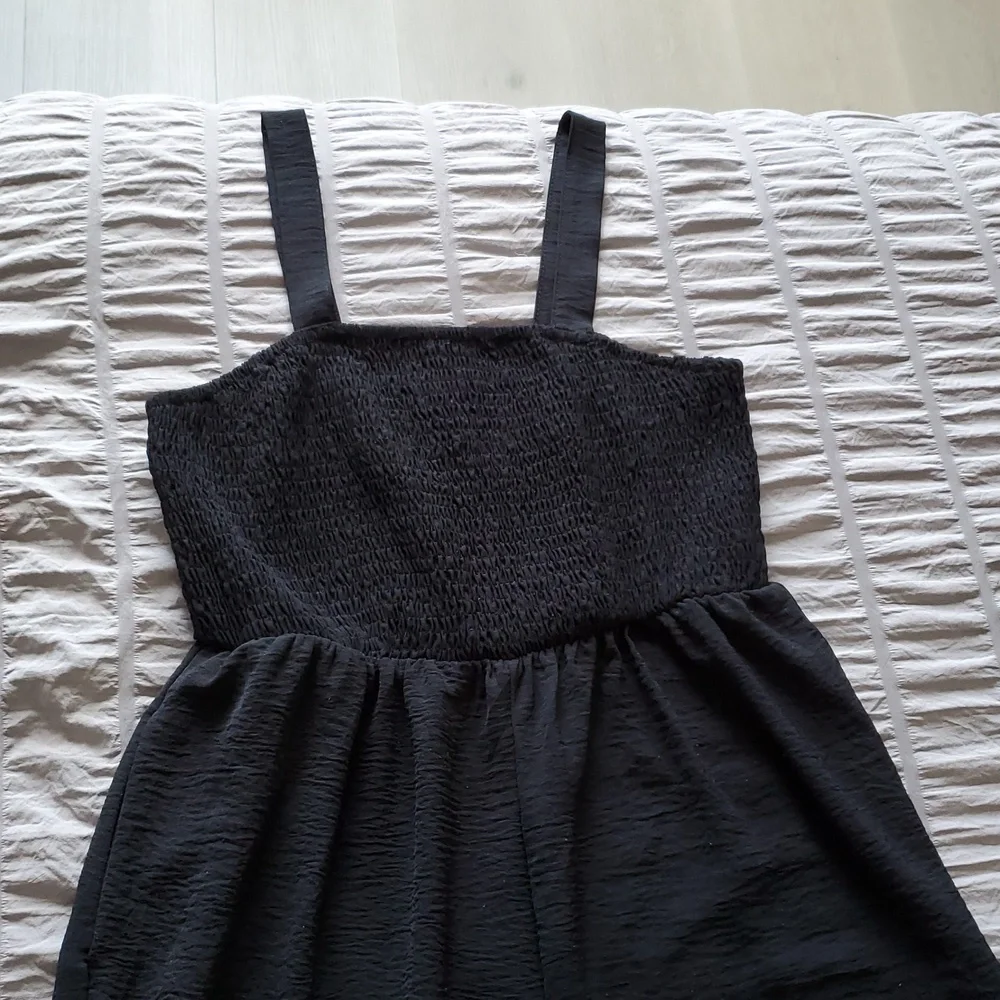 Dokotoo  women’s Black Wide Leg Jumpsuit w/ smocked back Size L great condition_6